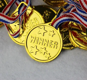 100pcs Børn Guld Plast Vindere Medaljer Sports Day Party Taske Præmie Awards Legetøj Til party indretning
