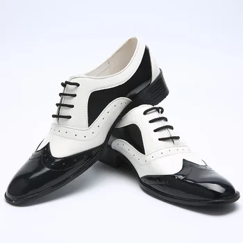 2018 nye mode mænds tendens spids tå casual lejligheder mænd bryllup sko mandlige japanned læder sko sort hvid brogue formel