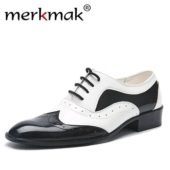 2018 nye mode mænds tendens spids tå casual lejligheder mænd bryllup sko mandlige japanned læder sko sort hvid brogue formel