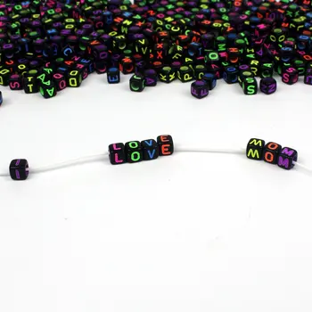 500 Stykker Sort Terning Perler med Farverige Bogstaver i Alfabetet, Akryl Plastik Perler Til smykkefremstilling