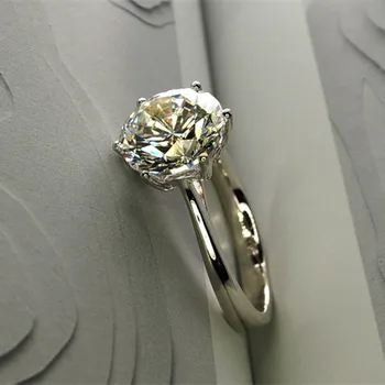 AINOUSHI Luksus Klassisk Solitaire 6 Kløer 4 Carat NSCD Ring for Kvinder 925 Sterling Sølv Engagement Bijoux Femme Vielsesring