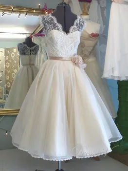 Dressv Vintage White Kort Lace Wedding Dress V-hals med Håndlavet Blomst talje Kjoler til brylluppets Strand Bryllup, Bridal Gown