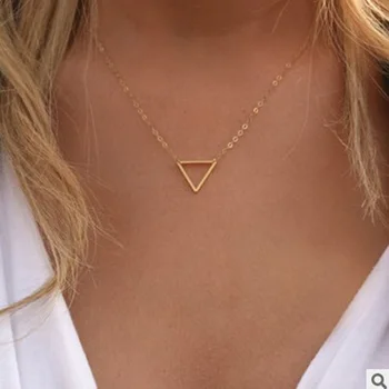 Europa og Usa fashion simpel metal hollow triangle kort stykke pige halskæde