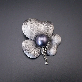 Ny Charmerende Mode Kvinde Grå Perle Antik Sølv Rhinestone Flower Black Tone 3 Blade Tin Broche Pin 2018 varenr.: BH7948