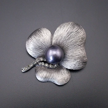 Ny Charmerende Mode Kvinde Grå Perle Antik Sølv Rhinestone Flower Black Tone 3 Blade Tin Broche Pin 2018 varenr.: BH7948