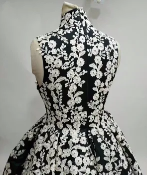 Smart ærmeløs satin flower print A-linje, hvid og sort prom kjole kort vestidos de baile importeret-party-dress
